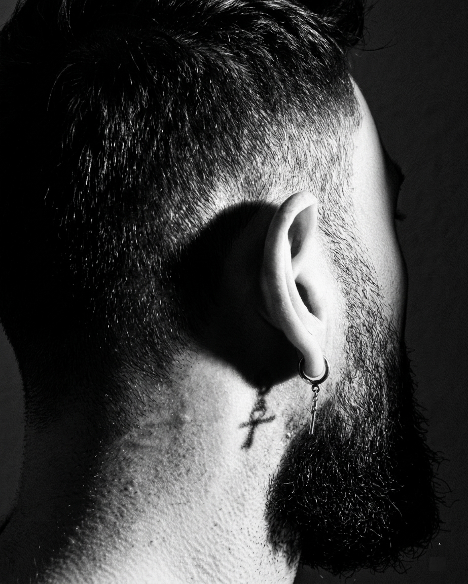 Porträt von Mr. Ortega – Sprecher für Hörbücher und Dark Romance